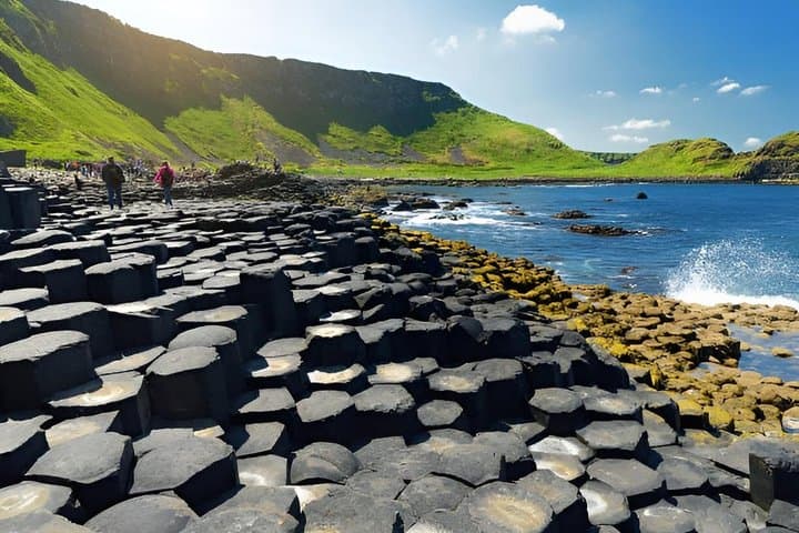 Giants Causeway and Walled City of Derry Small Group Tour
