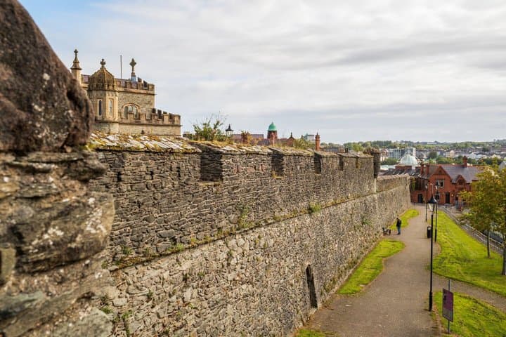 Giants Causeway and Walled City of Derry Small Group Tour