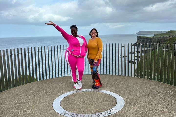 Luxury Giants Causeway Tour in Mercedes + FREE Belfast Mural Tour
