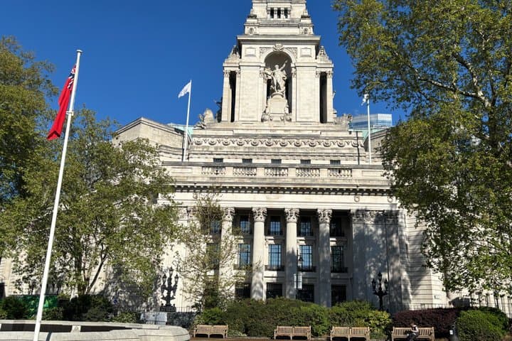 Money and Power in the City Sightseeing Tour