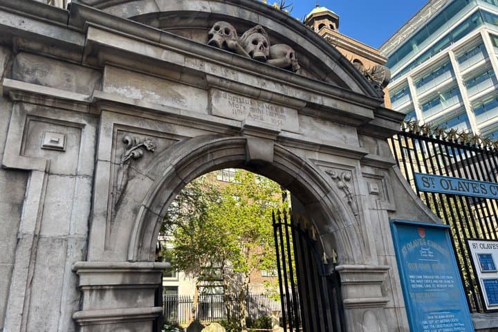 Money and Power in the City Sightseeing Tour