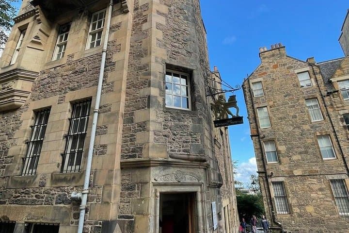 Edinburgh: Old Town early morning walk with a Scottish guide