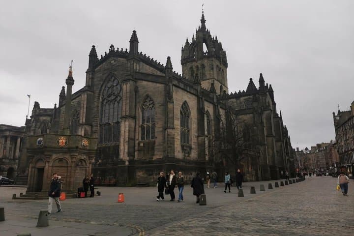 Edinburgh’s Secrets and Old Town Walk