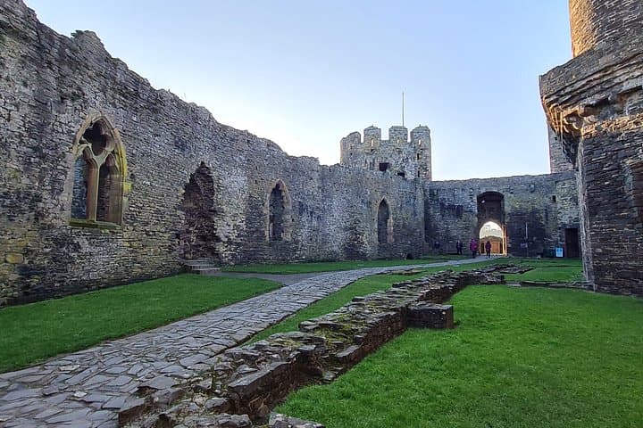 Open Group Guided Tour of Conwy Castle with an Official Guide