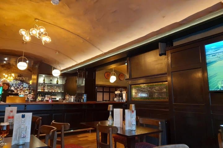 Indoor Historical Comedy Tour of Edinburgh with A Comedian