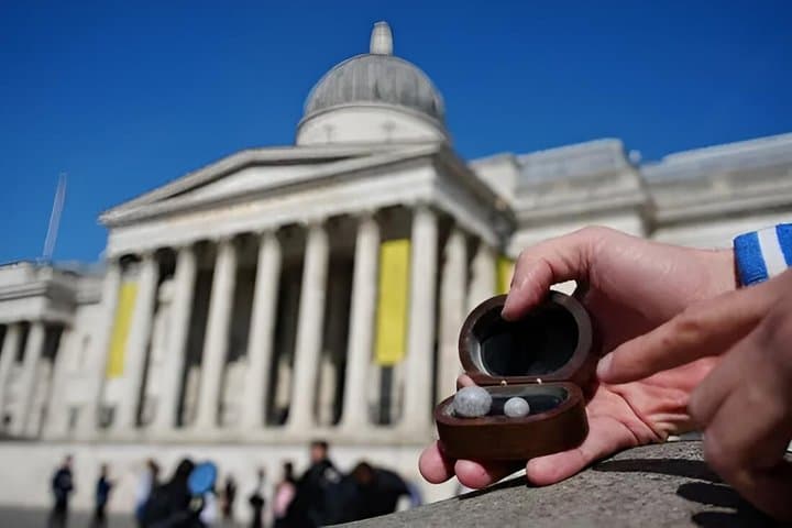 London eBike Tour with Real Artefacts - Small Group Experience