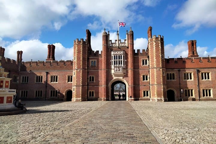 Private Hampton Court Palace Tour from London by Black Taxi