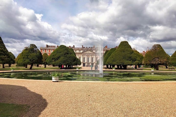 Private Hampton Court Palace Tour from London by Black Taxi