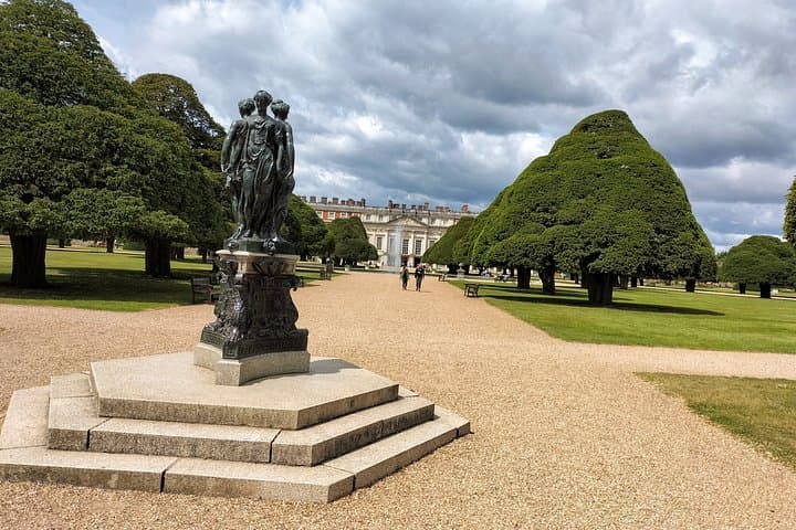 Private Hampton Court Palace Tour from London by Black Taxi
