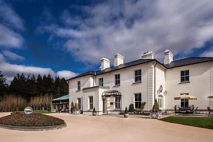 Private Belfast to Dublin Luxury Minivan Transfer