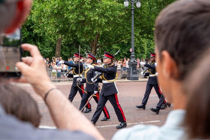 London: Royal Family and Changing of the Guard Tour