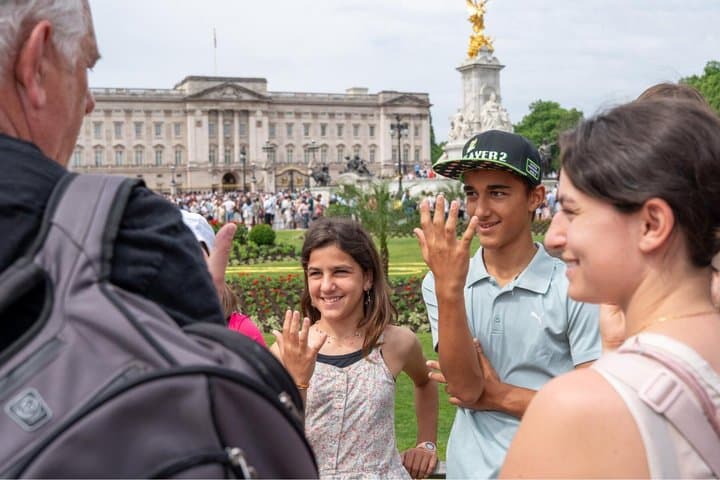 London: Royal Family and Changing of the Guard Tour