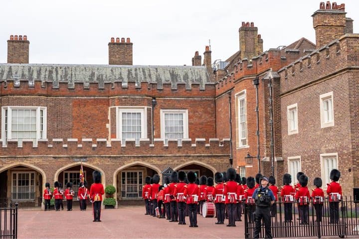 London: Royal Family and Changing of the Guard Tour