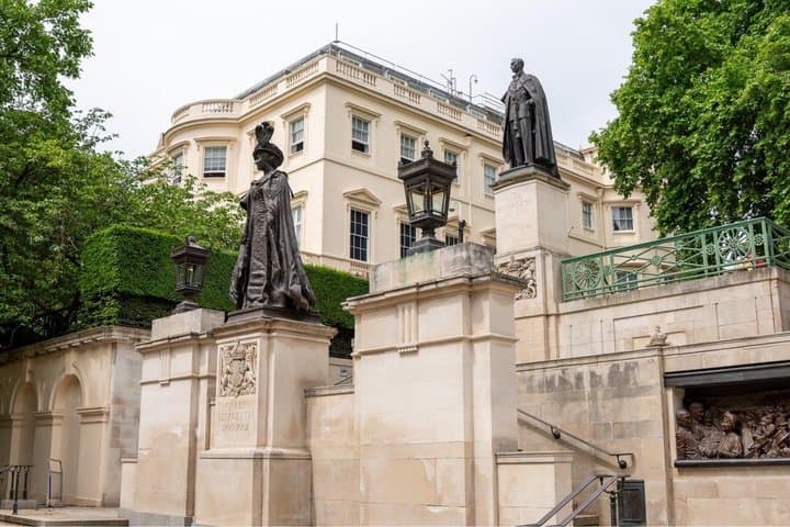 London: Royal Family and Changing of the Guard Tour