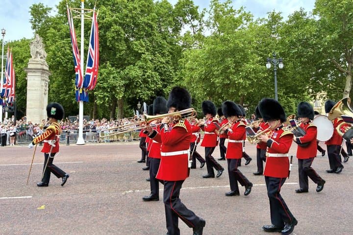 London: Royal Family and Changing of the Guard Tour