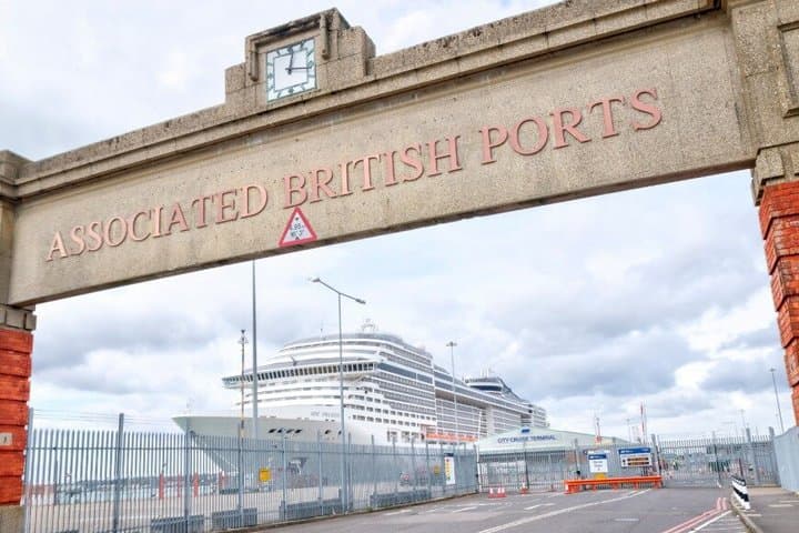 Heathrow Airport Hotels to and from Southampton Port