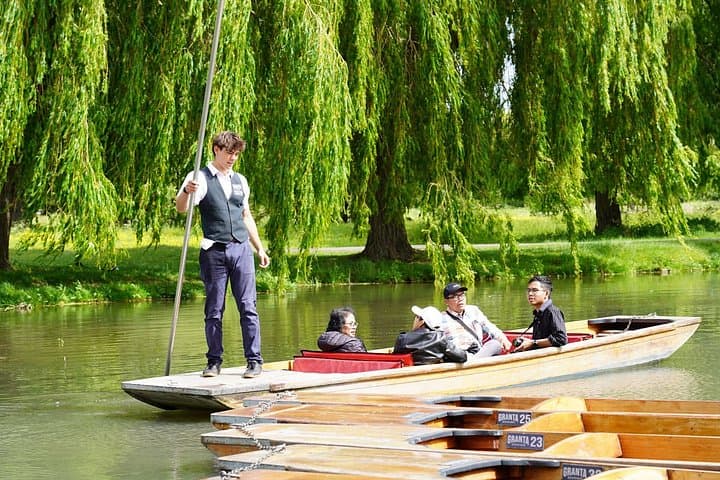 Cambridge Student-Led Shared Punting Tour (English or Chinese)