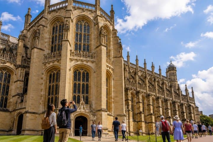 Windsor Castle: Private Chauffeured Luxury Minivan from London