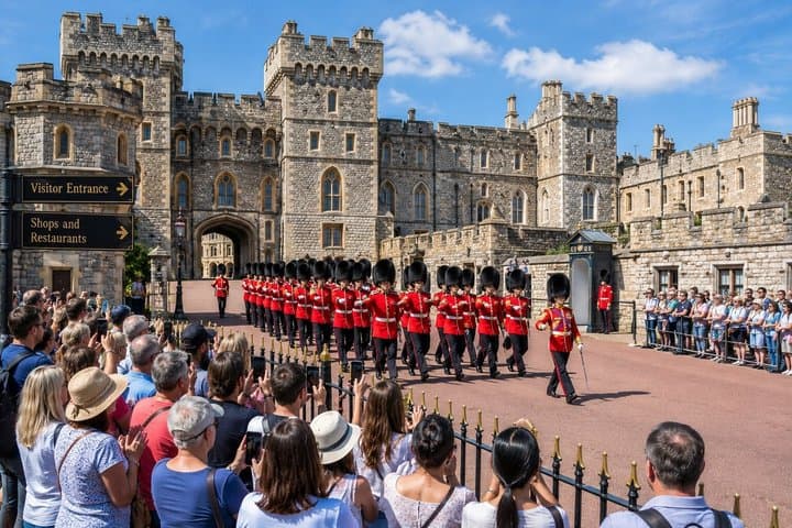 Windsor Castle: Private Chauffeured Luxury Minivan from London