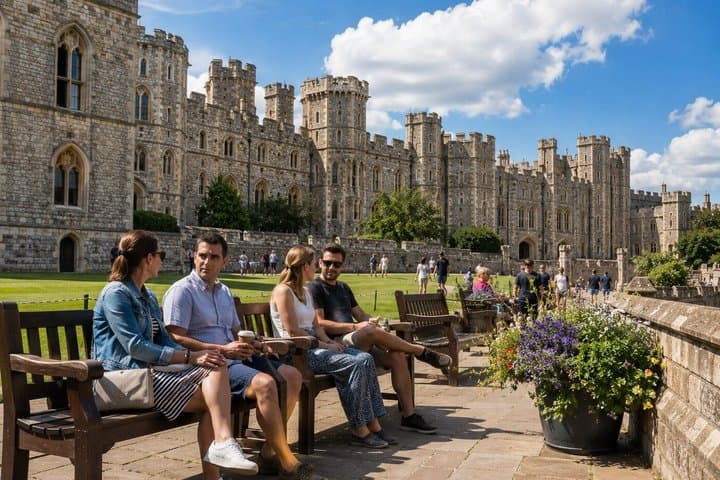 Windsor Castle: Private Chauffeured Luxury Minivan from London