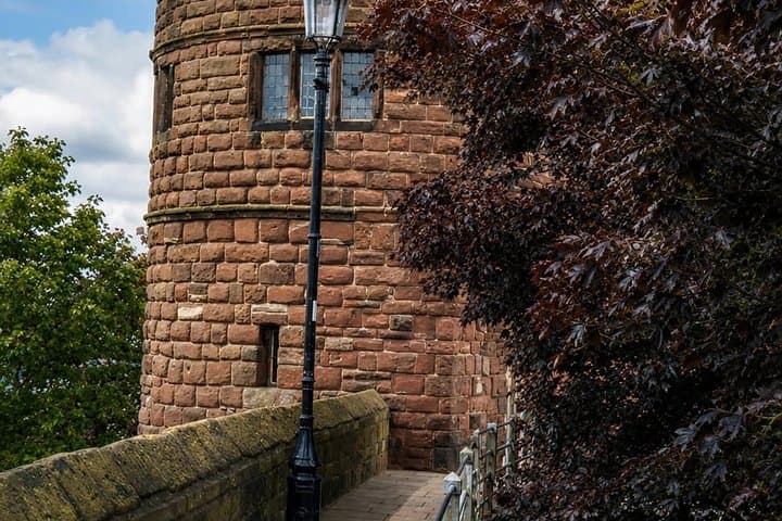 Chester Self-Guided Walking Tour: Landmarks with Audio & Quiz