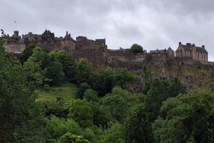 Private Edinburgh Whisky Themed Walking Tour by an Expert
