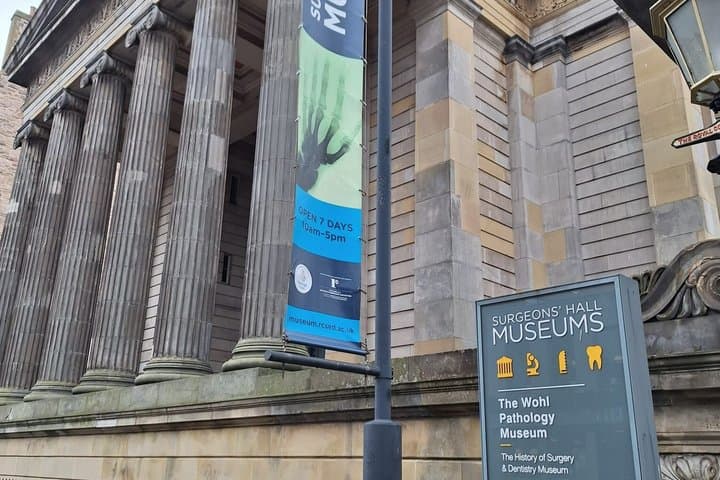 Private Edinburgh Whisky Themed Walking Tour by an Expert