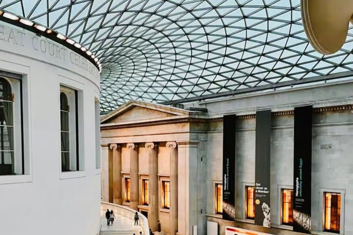 Private Walking Tour to London Museum or Buckingham Palace