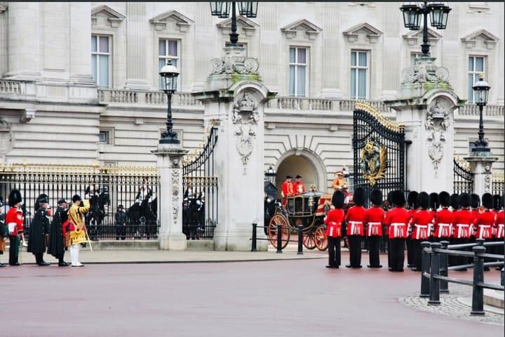 Private Walking Tour to London Museum or Buckingham Palace