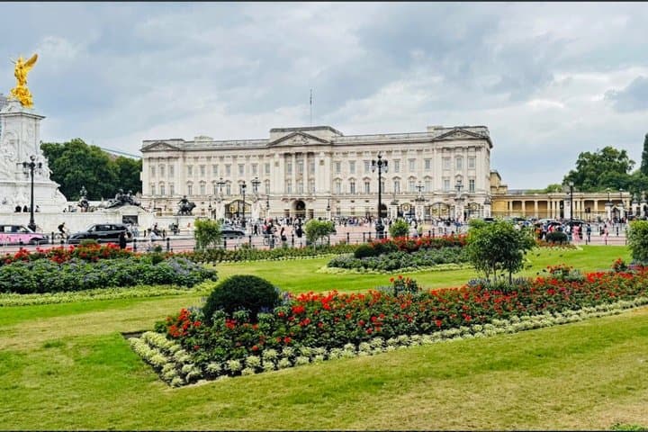 Private Walking Tour to London Museum or Buckingham Palace