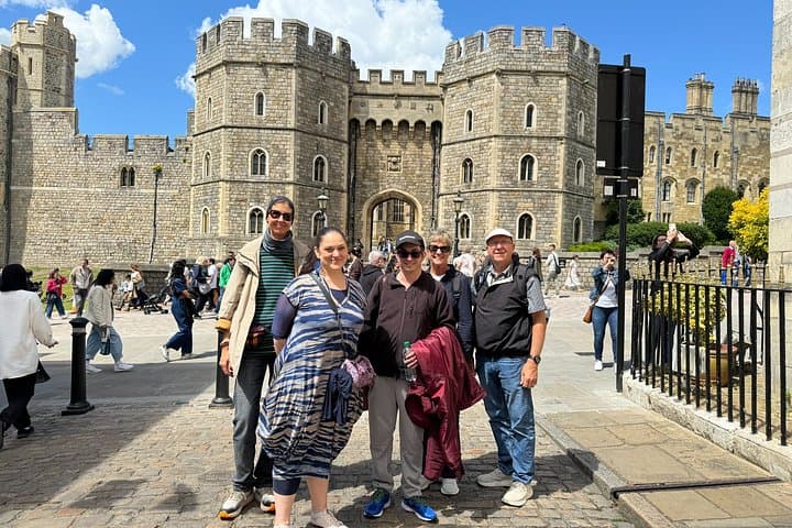 Private Tour of Windsor Town with Skip-the-Line Castle Tickets