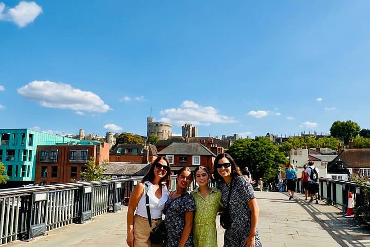 Private Tour of Windsor Town with Skip-the-Line Castle Tickets