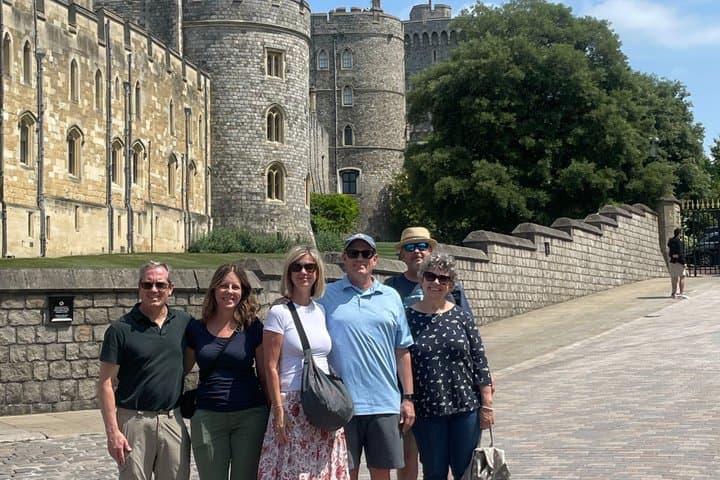 Private Tour of Windsor Town with Skip-the-Line Castle Tickets