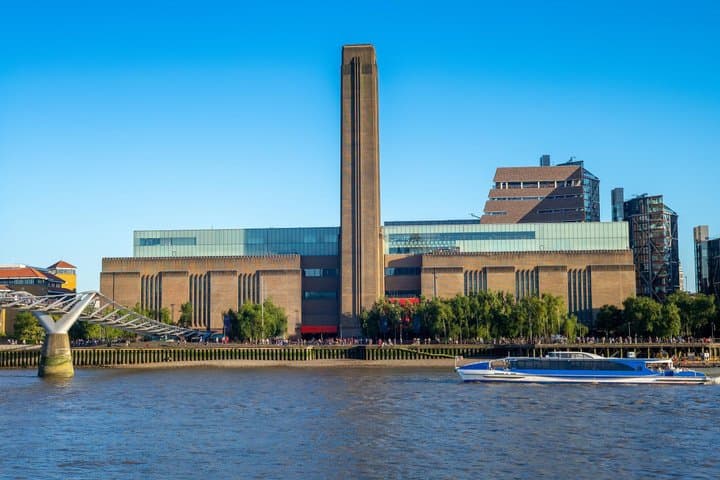 Walking Tour of the Queen on the South Bank in Spanish