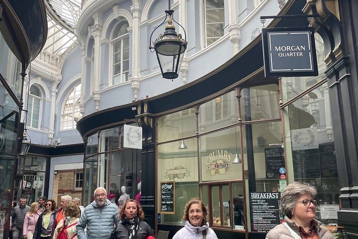 Cardiff Essential : Bay, Boat and Historic Center