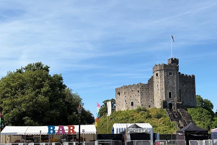 Cardiff Essential : Bay, Boat and Historic Center