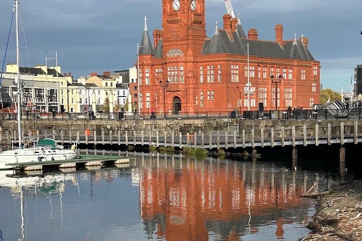 Cardiff Essential : Bay, Boat and Historic Center