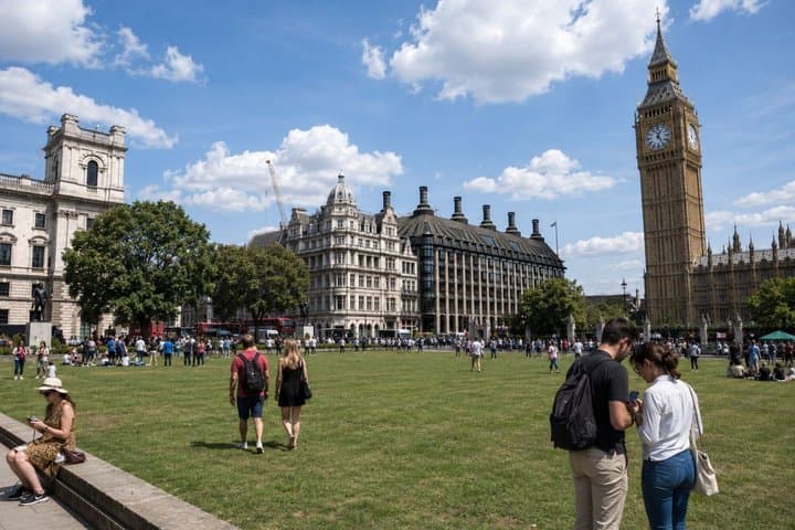 London Scavenger Hunt & Highlights Self-Guided Walking Tour