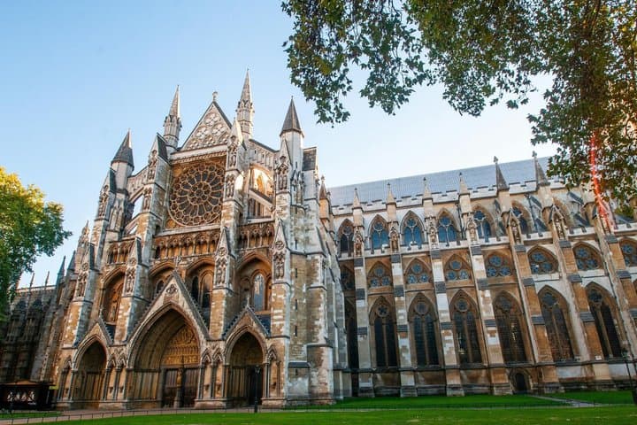 London Scavenger Hunt & Highlights Self-Guided Walking Tour