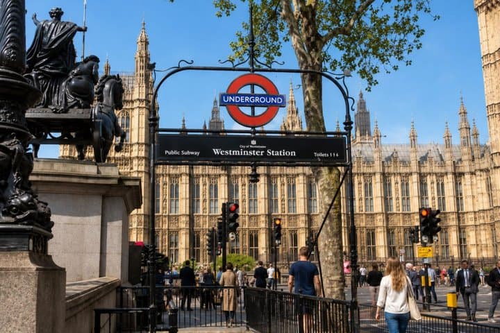 London Scavenger Hunt & Highlights Self-Guided Walking Tour
