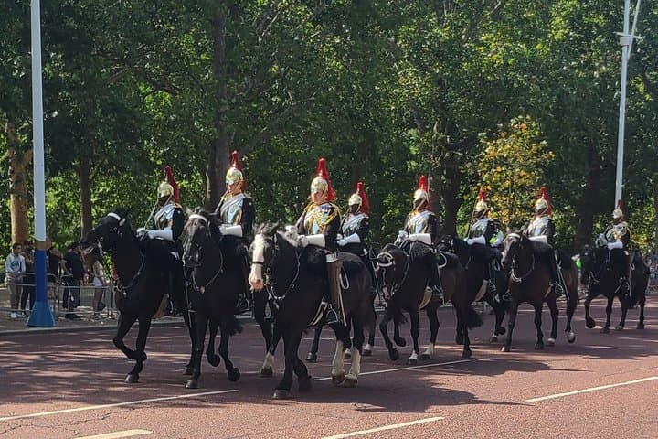 Buckingham Palace, St James Palace & Tea at Kensington Palace