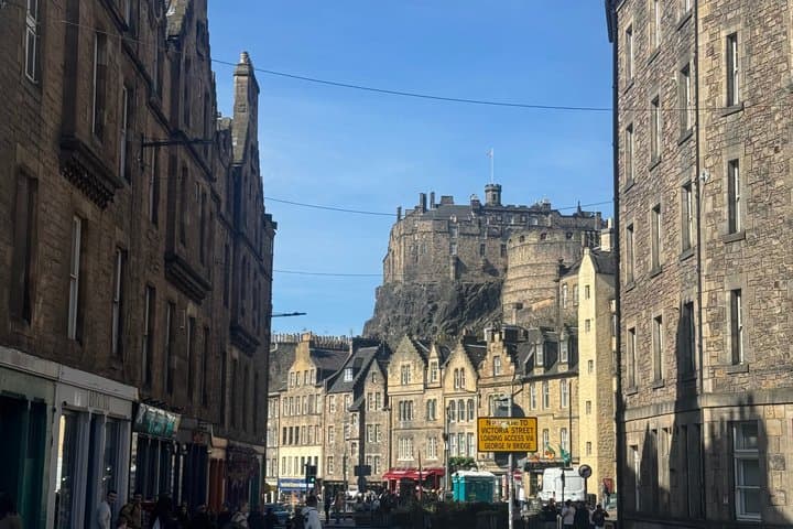 Edinburgh: Hidden Closes, Secrets & Scandalous Stories