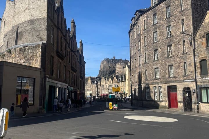 Edinburgh: Hidden Closes, Secrets & Scandalous Stories