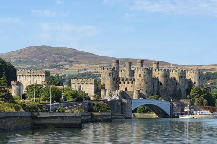 Conwy Town & Castle exterior open group tour with official guide