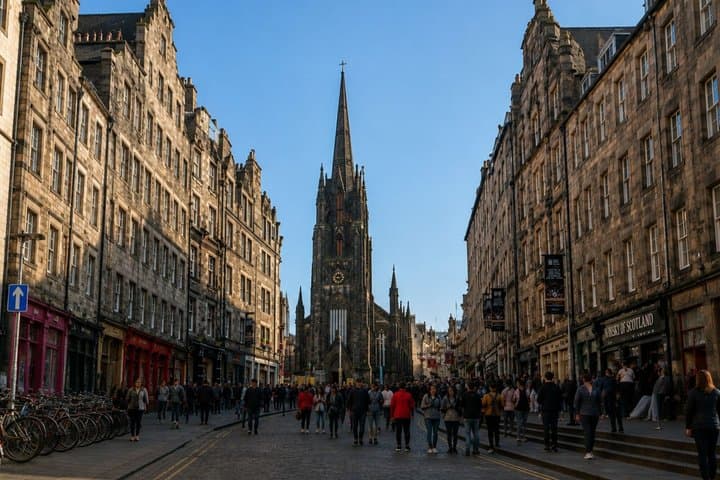 Edinburgh Scavenger Hunt & Highlights Self-Guided Walking Tour