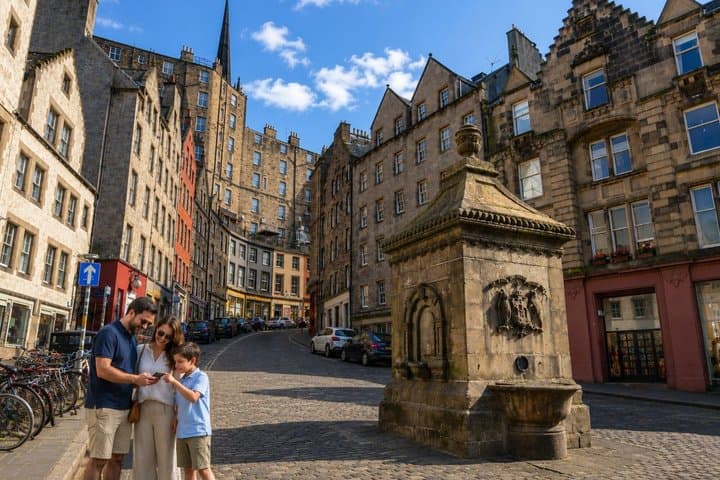Edinburgh Scavenger Hunt & Highlights Self-Guided Walking Tour