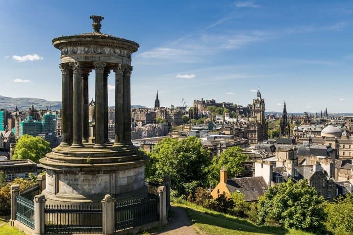 Edinburgh Scavenger Hunt & Highlights Self-Guided Walking Tour