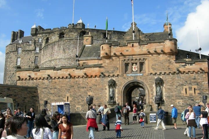 Edinburgh Scavenger Hunt & Highlights Self-Guided Walking Tour
