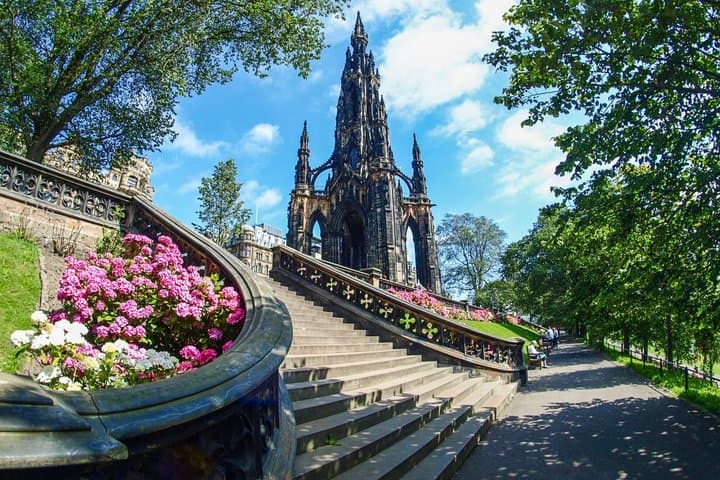 Edinburgh Scavenger Hunt & Highlights Self-Guided Walking Tour