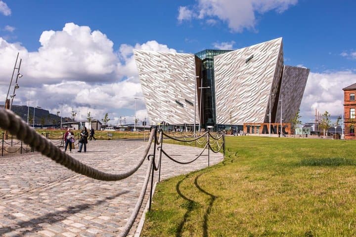 Private Belfast Half Day Tour with Black Taxi and Luxury Minivan